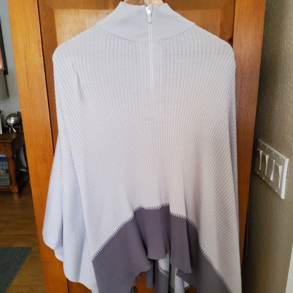 Lululemon On the Go Poncho EUC - Picture 11 of 13